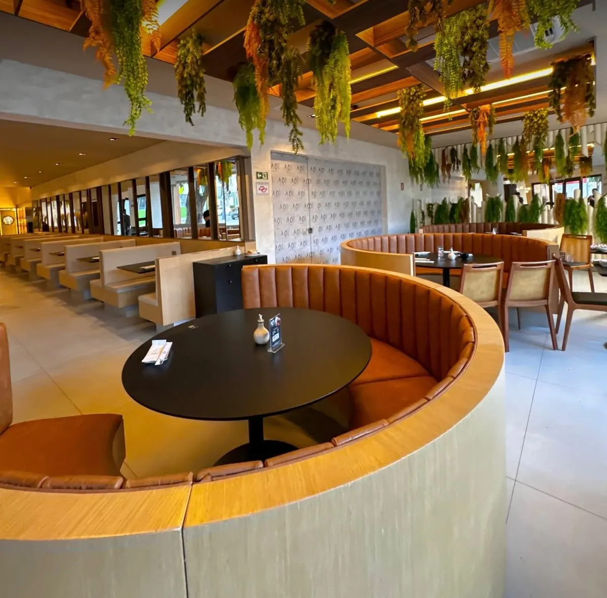 Booth circular em couro caramelo
