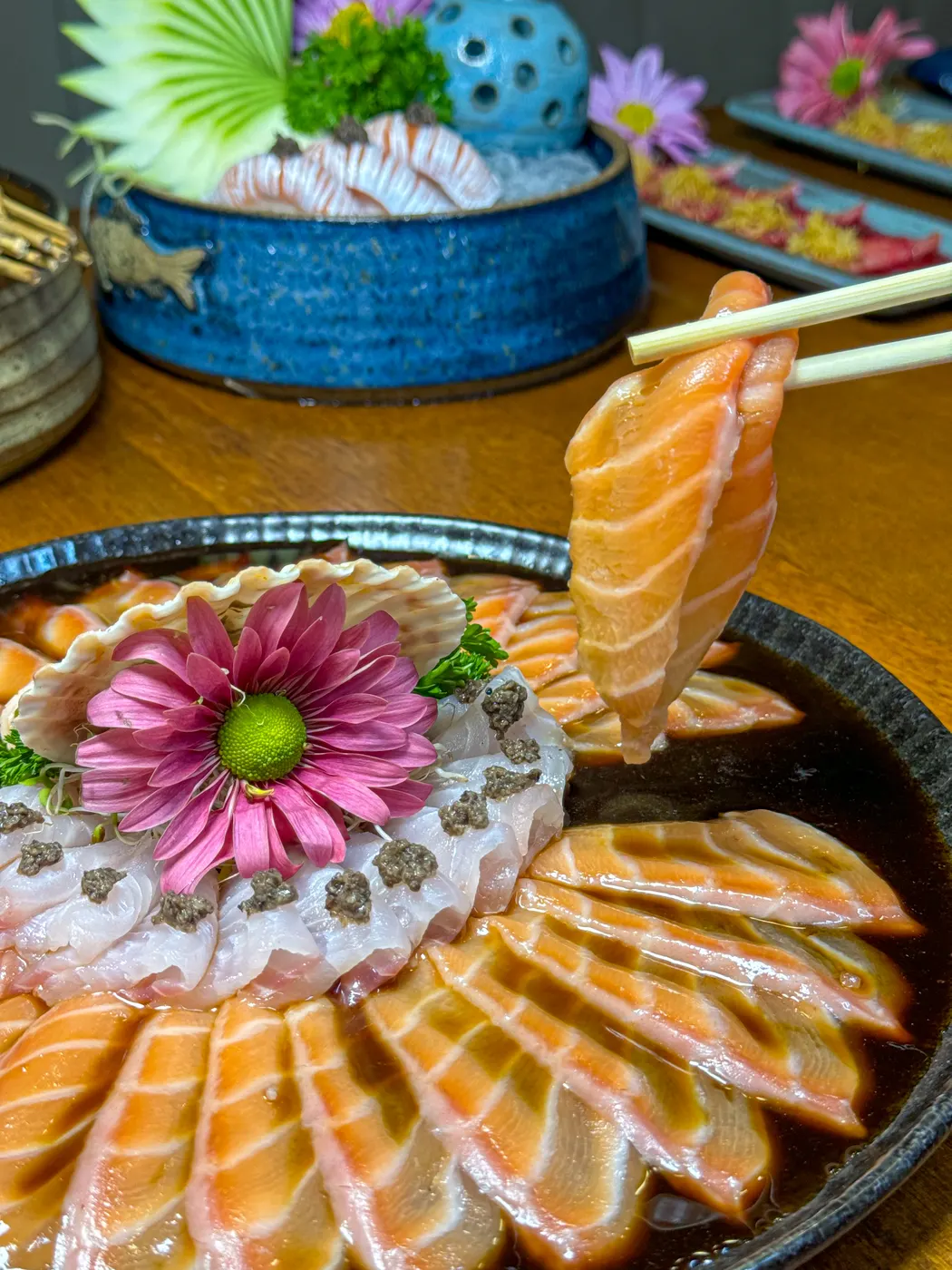 Sashimi de salmão erguido no hashi