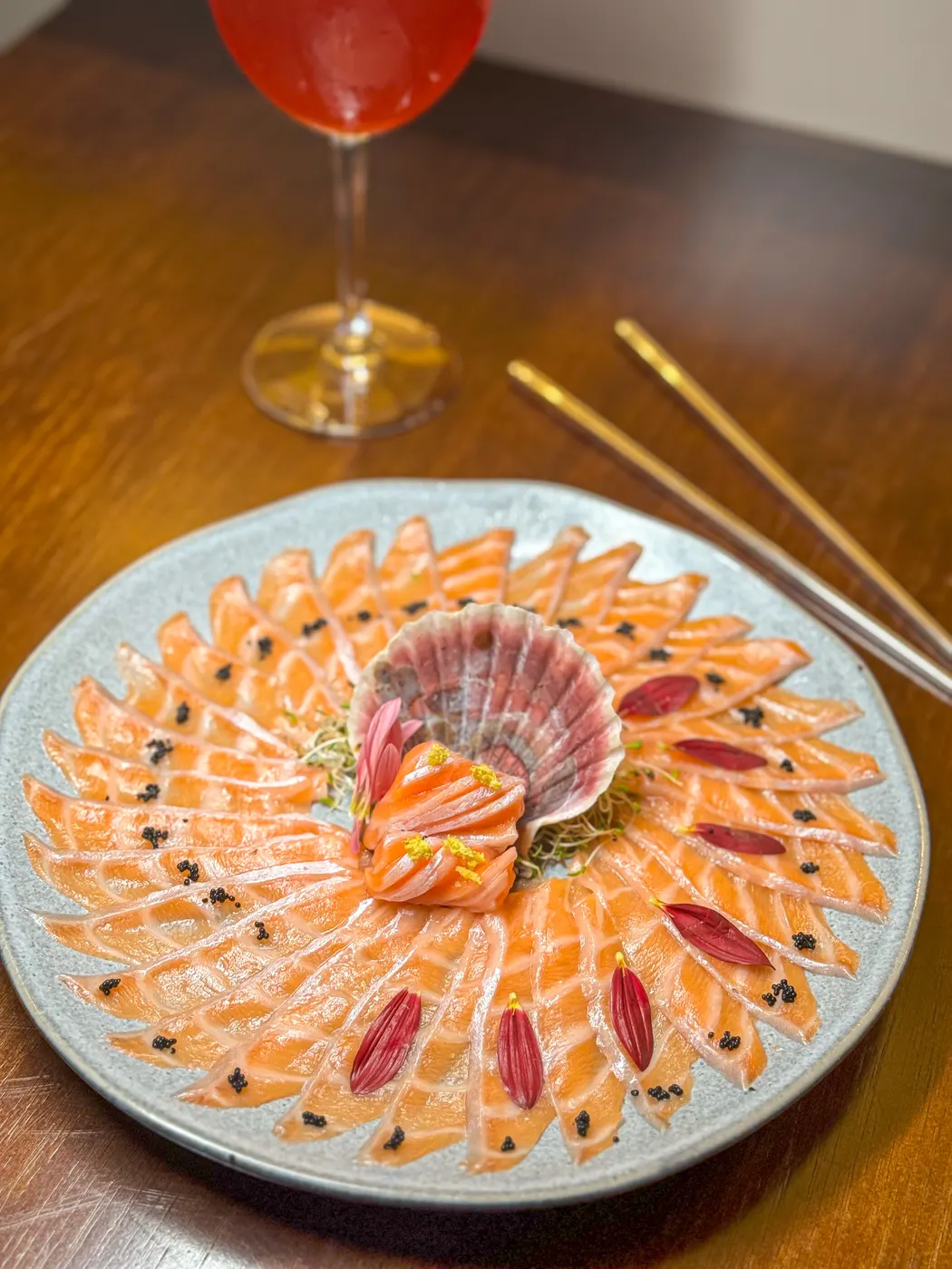 Carpaccio de salmão com vieira e ovas
