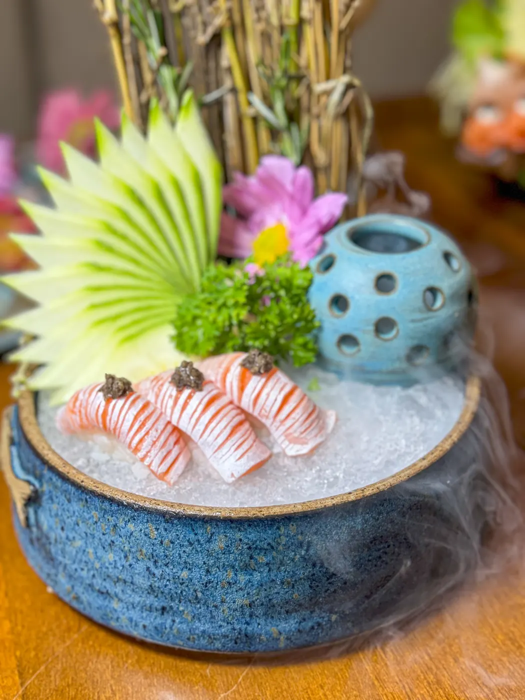 Nigiri de salmão servido no gelo