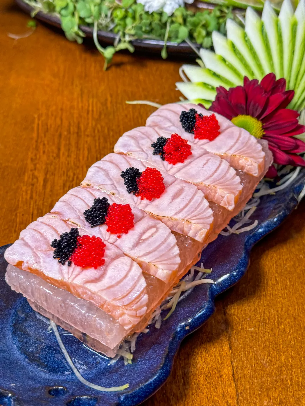 Salmão maçaricado coberto de tobiko