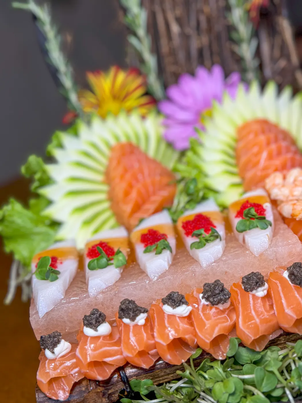 Peixe branco com tobiko na pedra de sal
