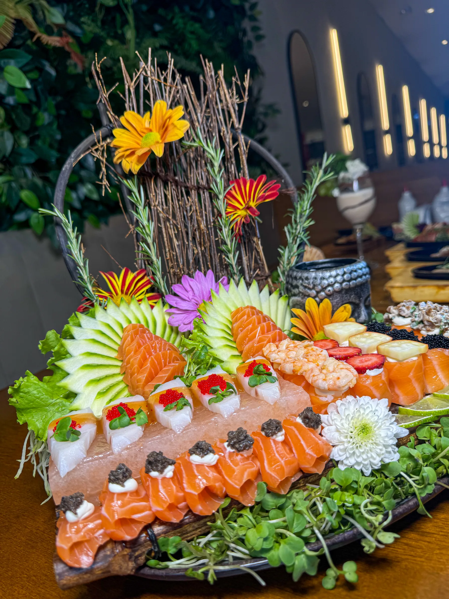 Barca de sushi e sashimi do Aoi com o salão iluminado ao fundo
